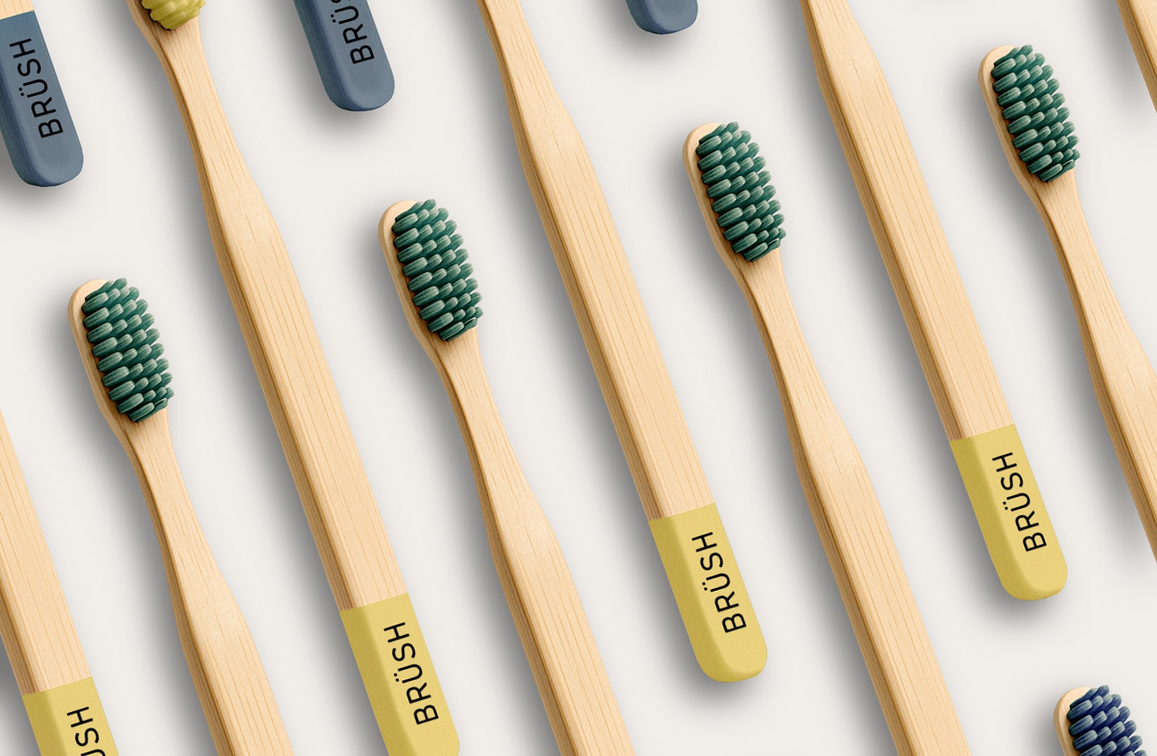 Composition Brüsh avec brosses à dents sur fond clair.