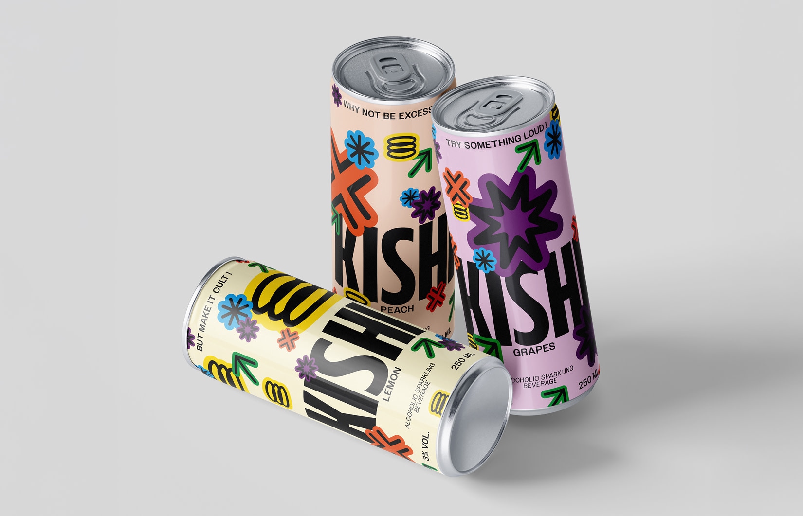 Trois canettes Kishi posees sur un fond clair.