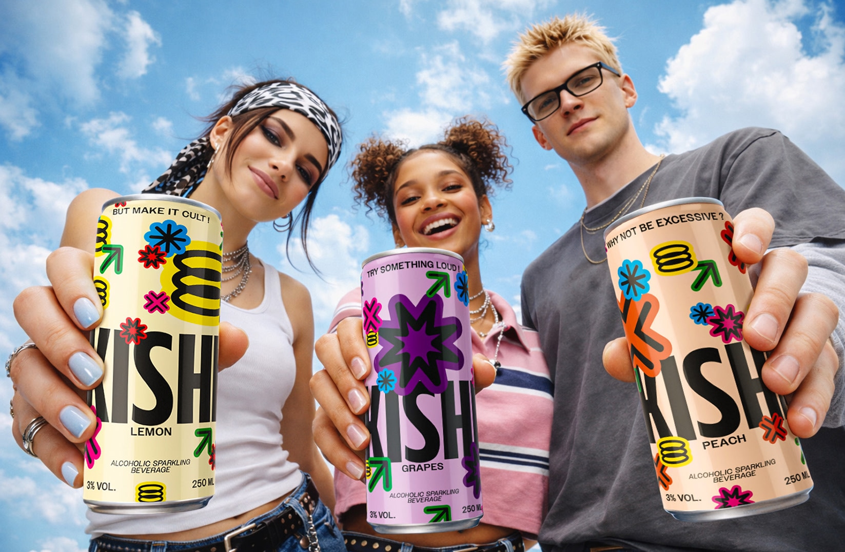 Campagne Kishi montrant trois personnes tenant les canettes face camera.