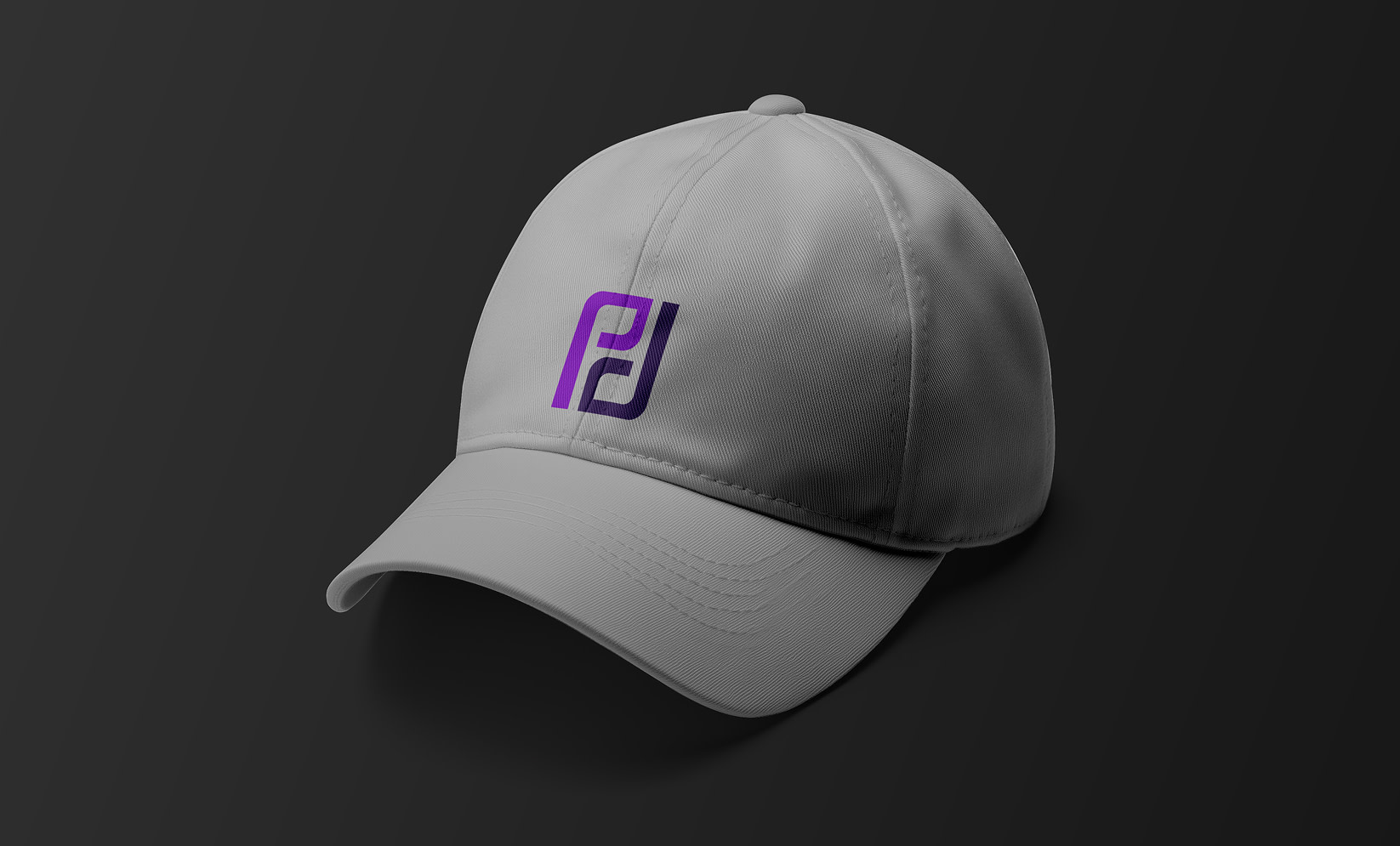 Casquette grise signee Pokedy sur fond sombre.