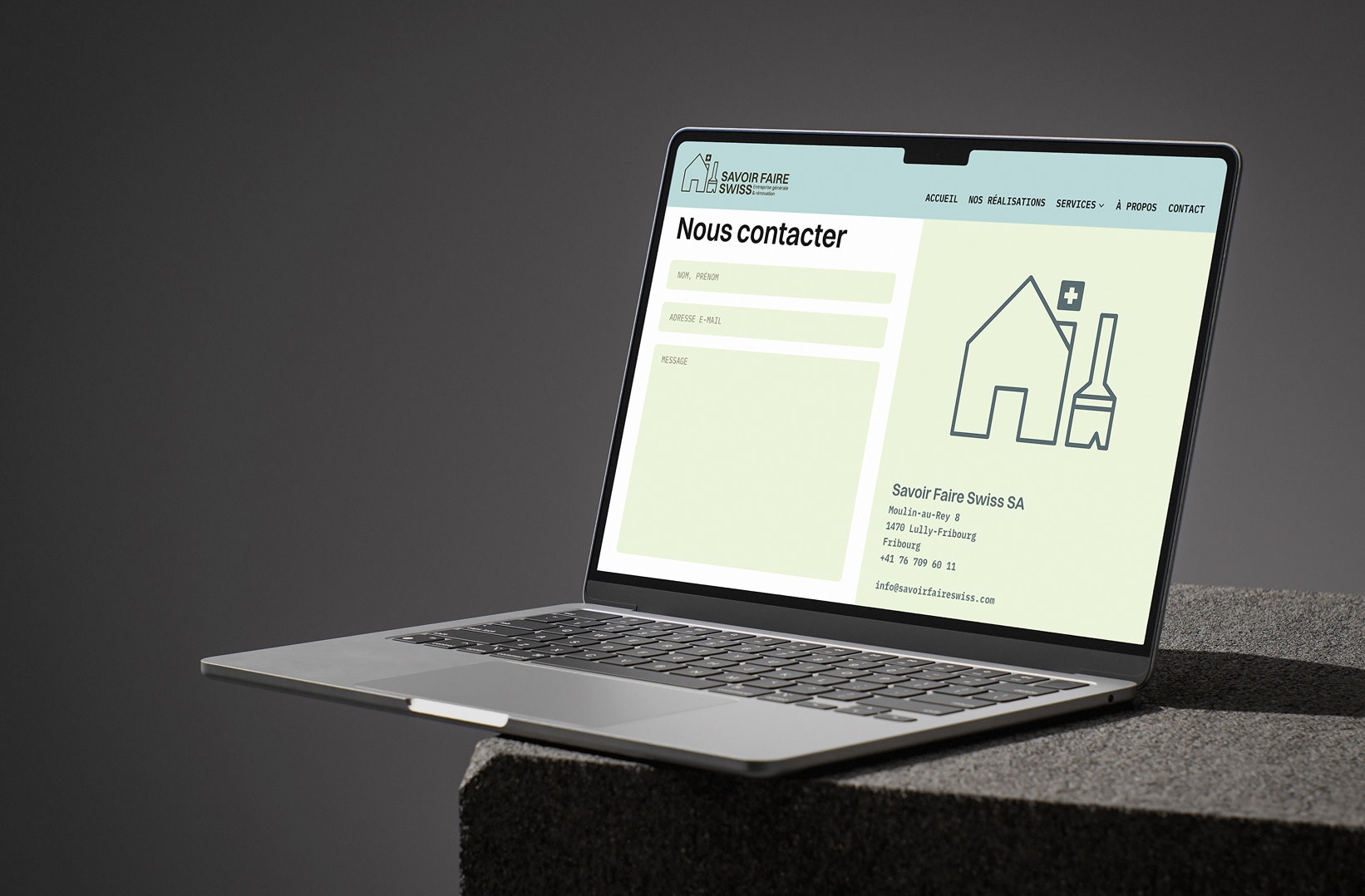 Page contact Savoir Faire Swiss affichee sur un ordinateur portable.