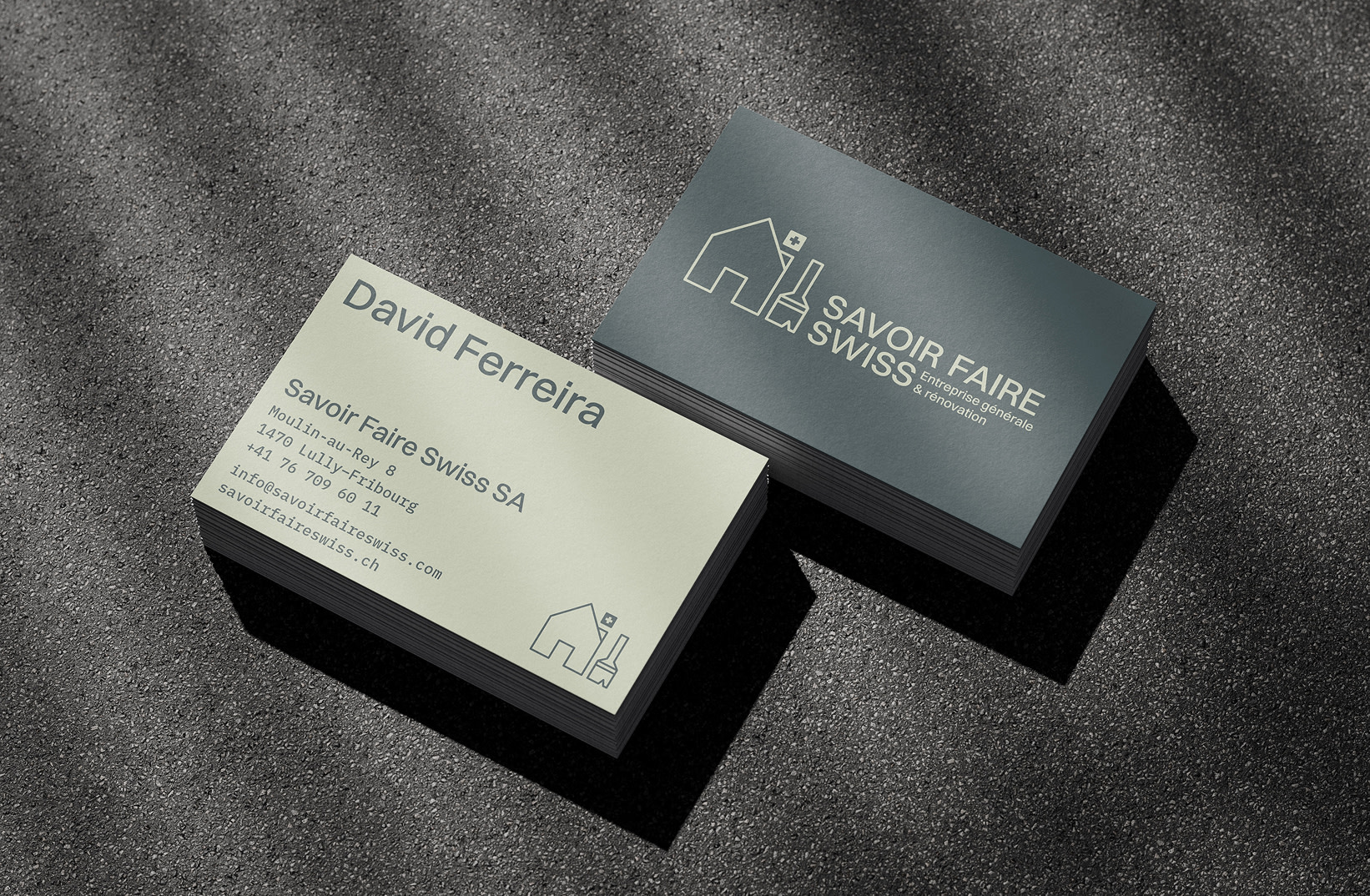 Mockup de cartes de visite Savoir Faire Swiss sur un tissu sombre.